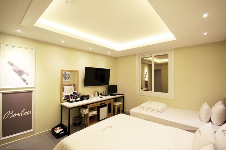 Room 9 of 22