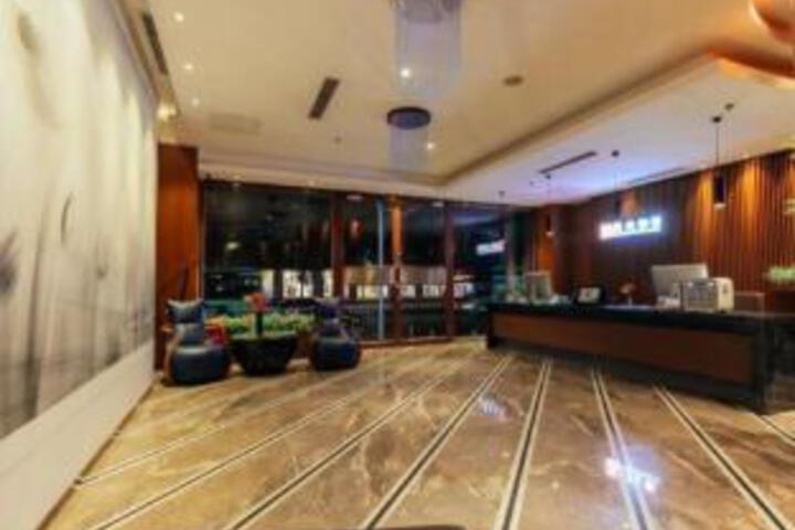 Starlight Holiday Hotel (Zhengzhou Erqi Square Dongda Street Subway Station Branch)