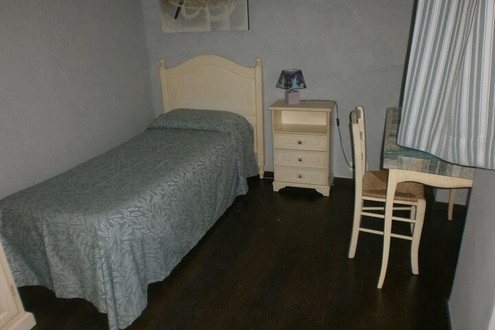 Room 32 of 60