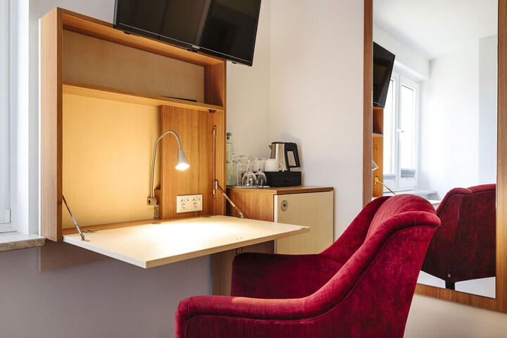 Room 6 of 16