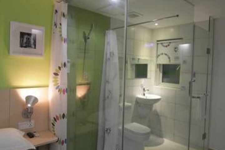 Room 4 of 7