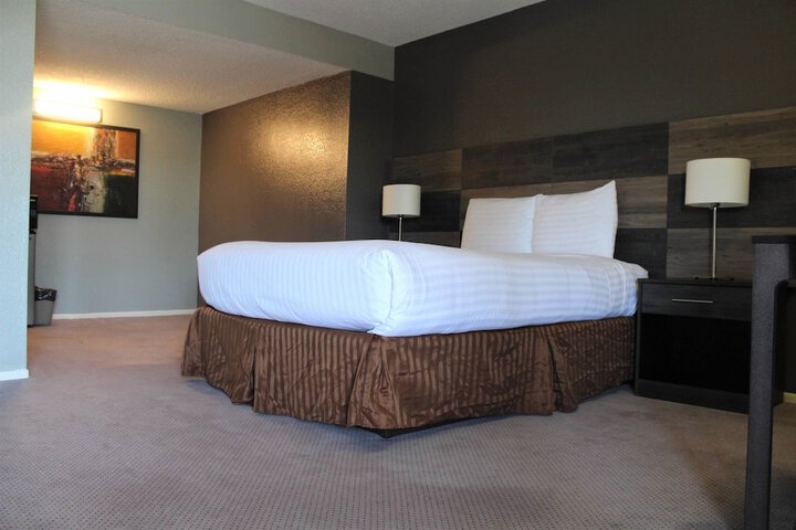 Executive Queen Bed (5 of 19)