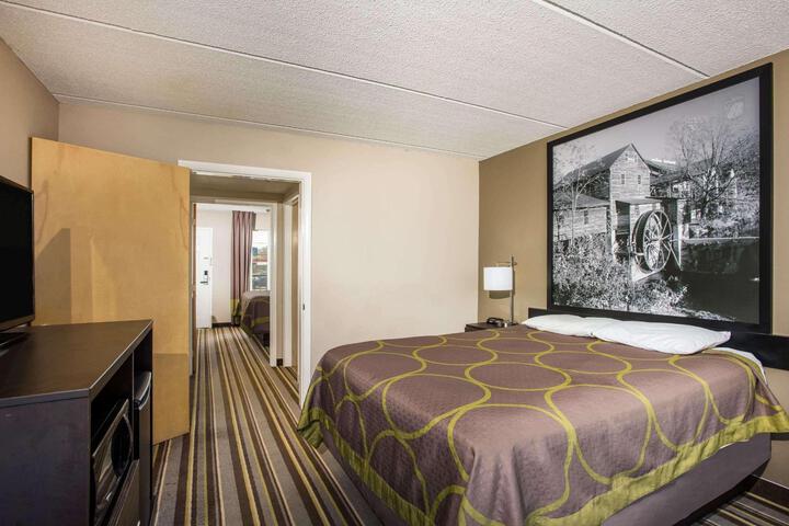 1 Queen Bed Accessible Room (4 of 12)
