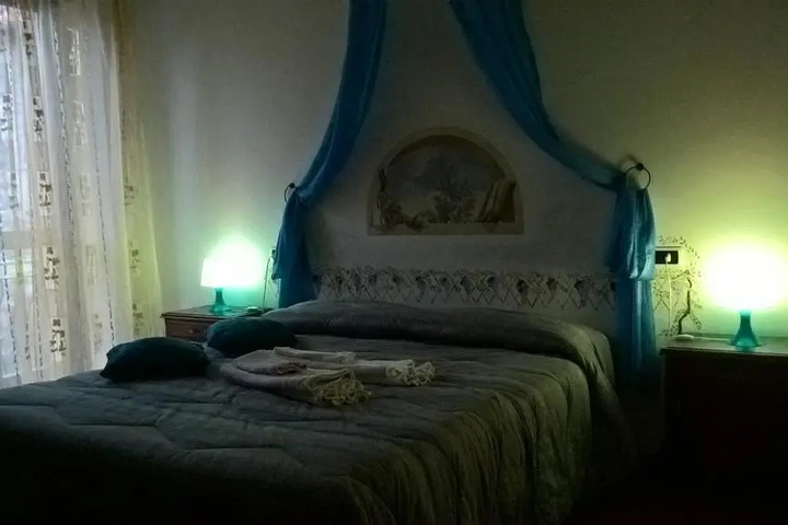 Room 5 of 10