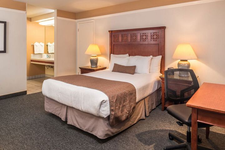 1 Queen Bed (18 of 18)