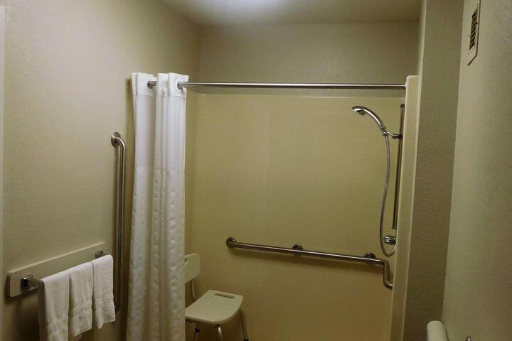 2 Queen Beds Microwave and Refrigerator WiFi Full Breakfast (4 of 7)
