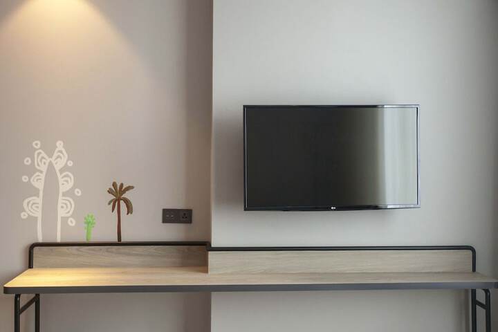 Room 6 of 32