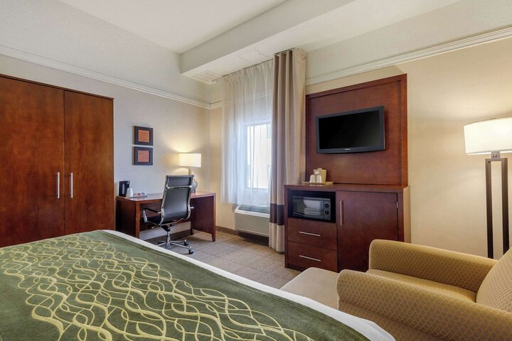 1 King Bed (2 of 7)