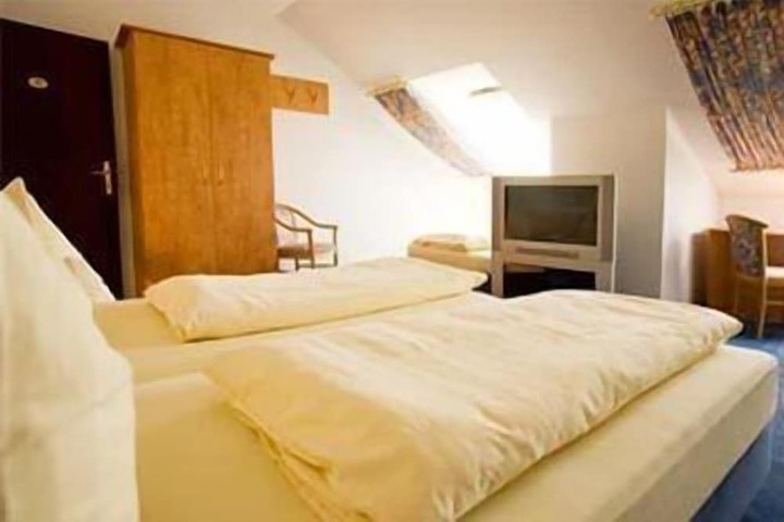 Room 21 of 142