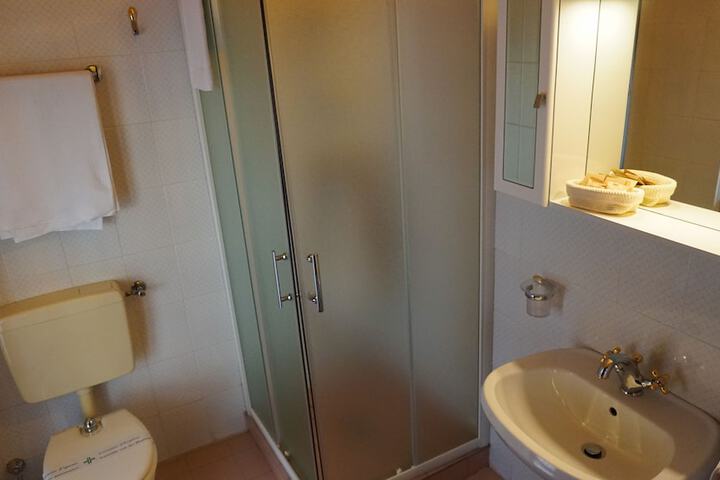 Room 32 of 50