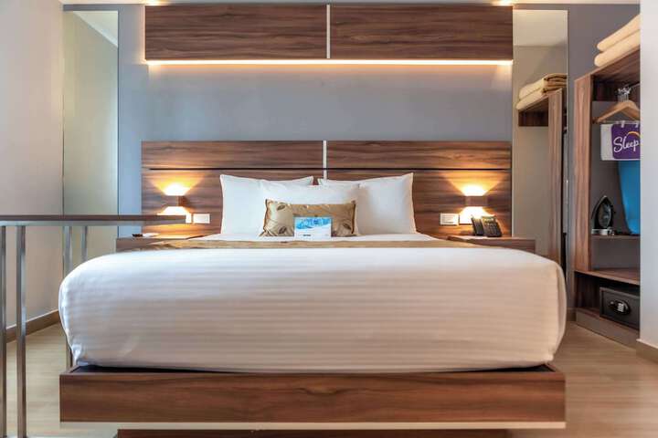 1 Queen Bed (7 of 16)