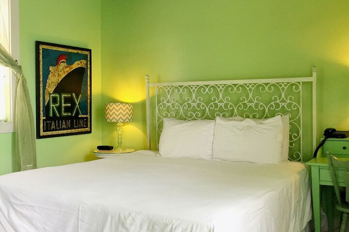 Room 13 of 102