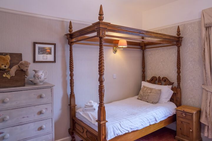 Room 9 of 33