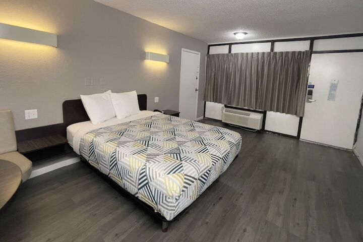 Room 17 of 40