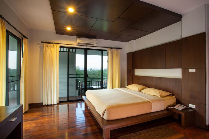 Room 8 of 33