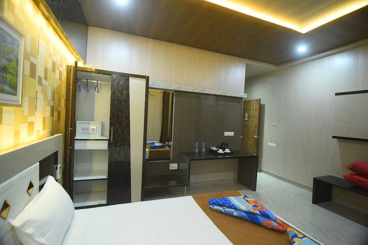 Room 10 of 28
