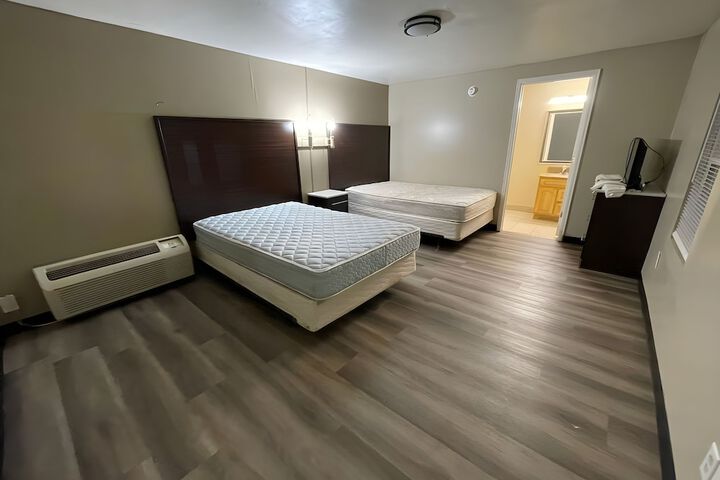 Standard Room, King or Two Doubles (4 of 14)