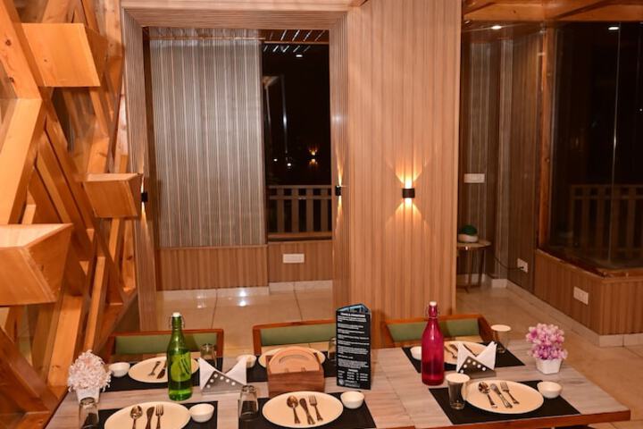 Dining 16 of 24