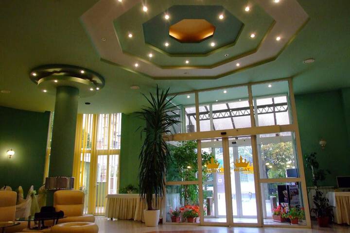 Entrance & Lobby