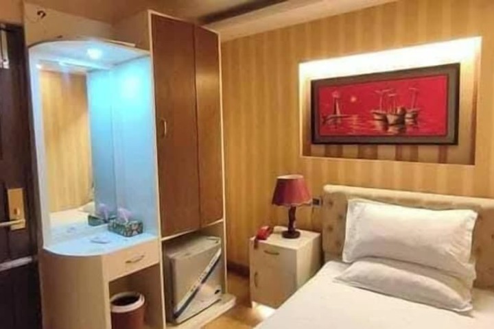 Room 5 of 40