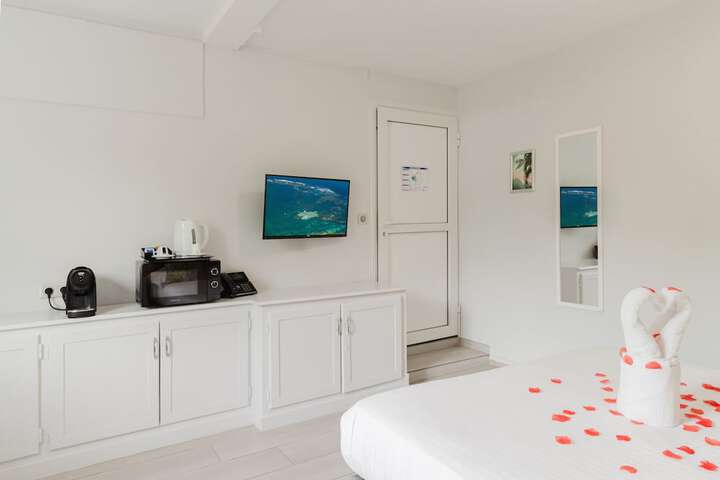Room 6 of 76