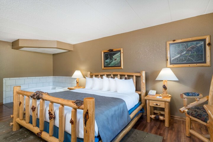 1 King Bed (5 of 22)