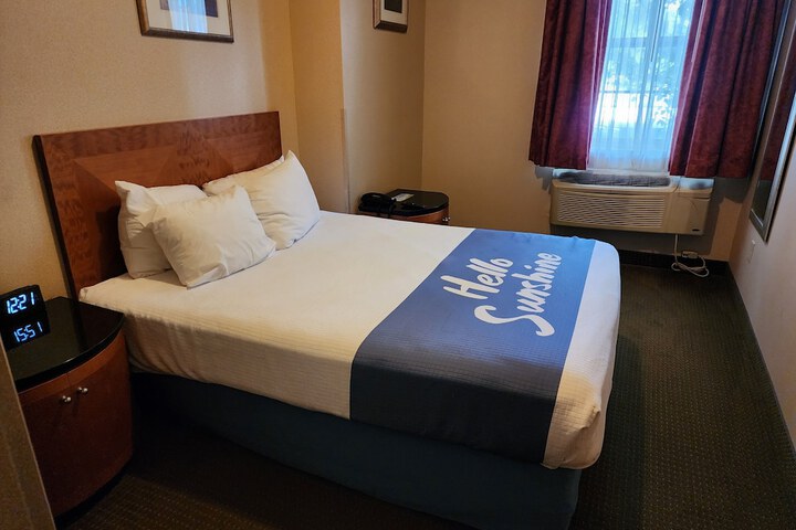 1 Queen Bed Suite (17 of 30)