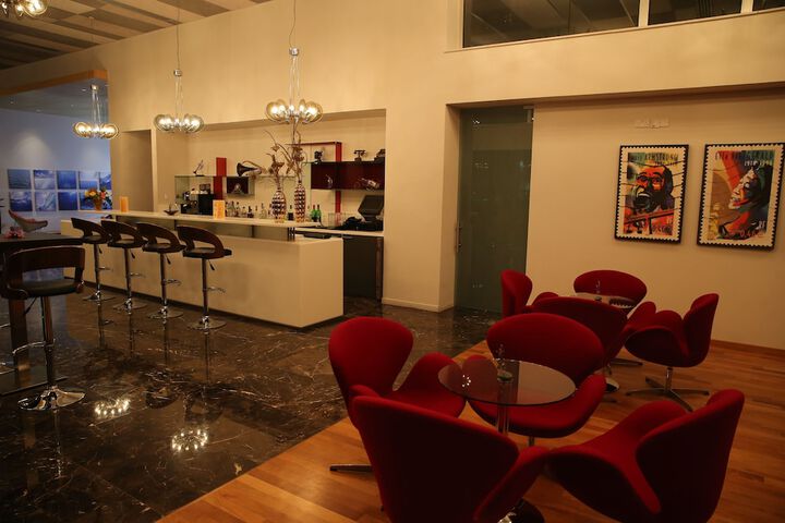 Lounge 24 of 32