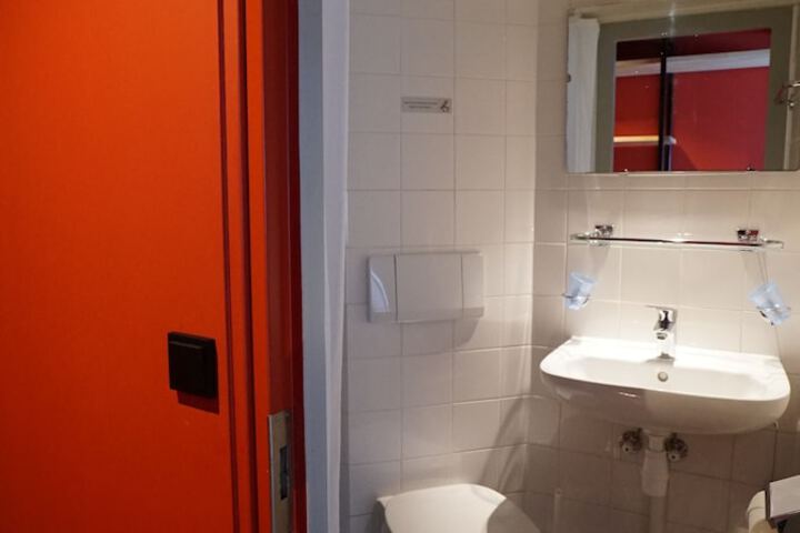 Room 68 of 94