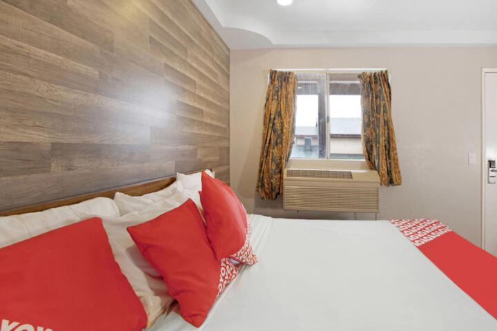 1 Queen Bed Accessible Bathtub (5 of 5)