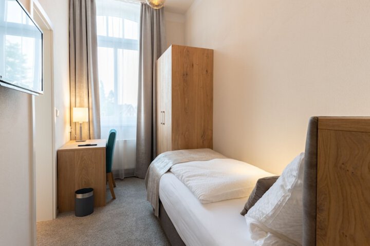 Room 2 of 34