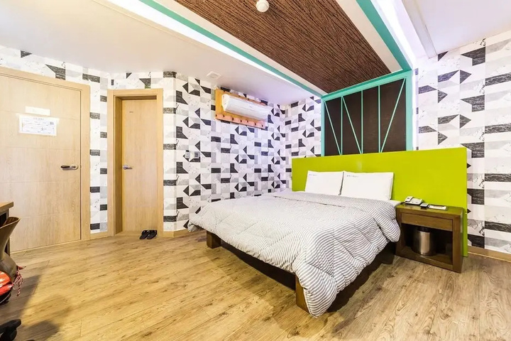 Room 15 of 42