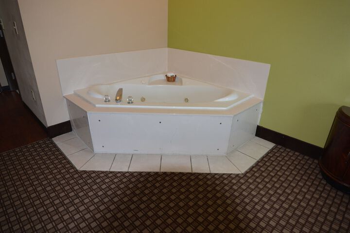 1 King Bed (3 of 10)