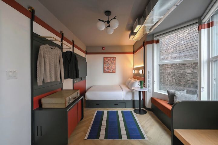 Room 16 of 40