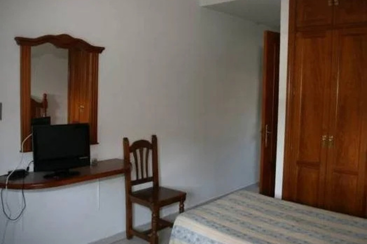 Room 5 of 16
