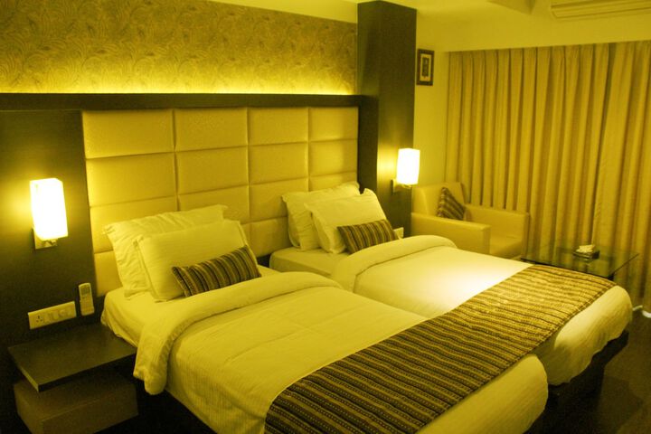 Room 6 of 18