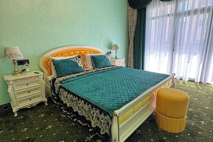 Room 6 of 13