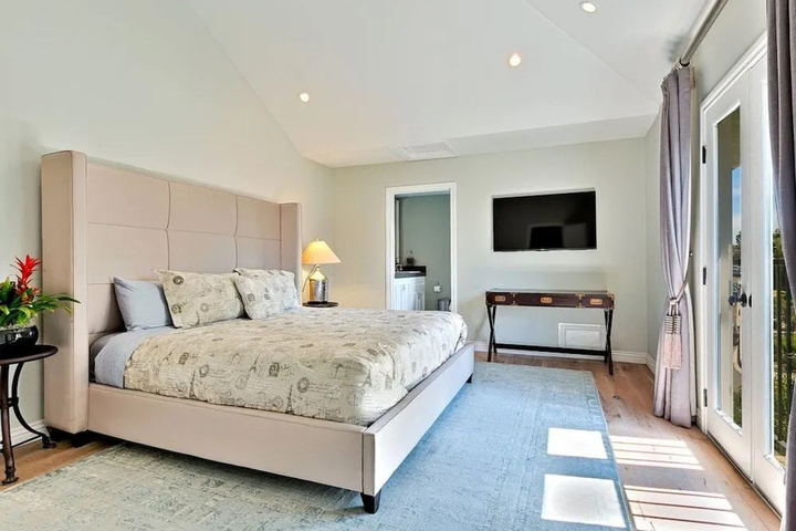 Room 6 of 18
