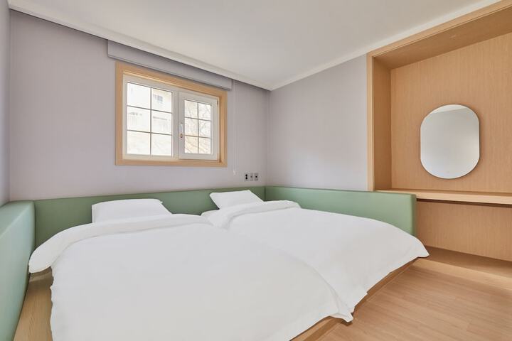 Room 4 of 90