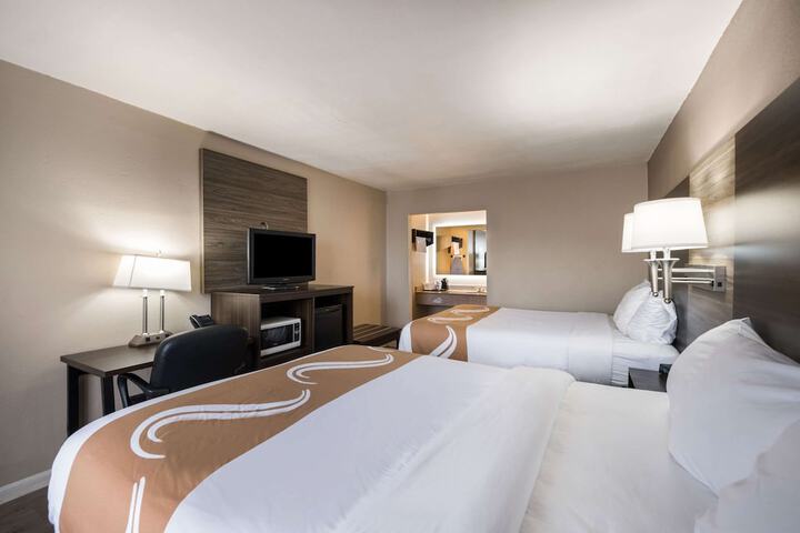 2 Queen Beds (6 of 6)