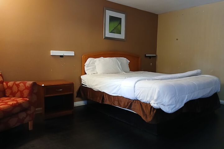 Deluxe King Bed (6 of 12)