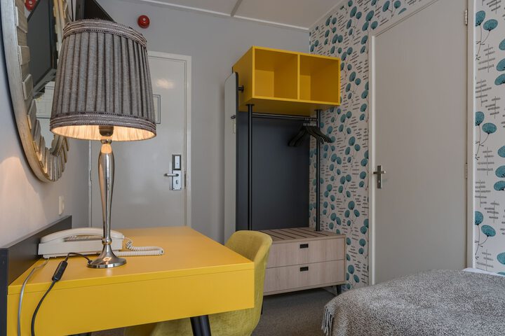 Room 27 of 49