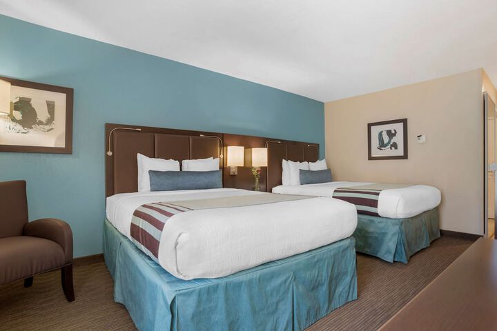 2 Queen Beds Microwave and Refrigerator Work Desk WiFi Full Breakfast (8 of 11)
