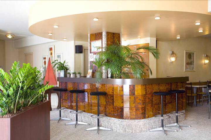 Lounge 7 of 22