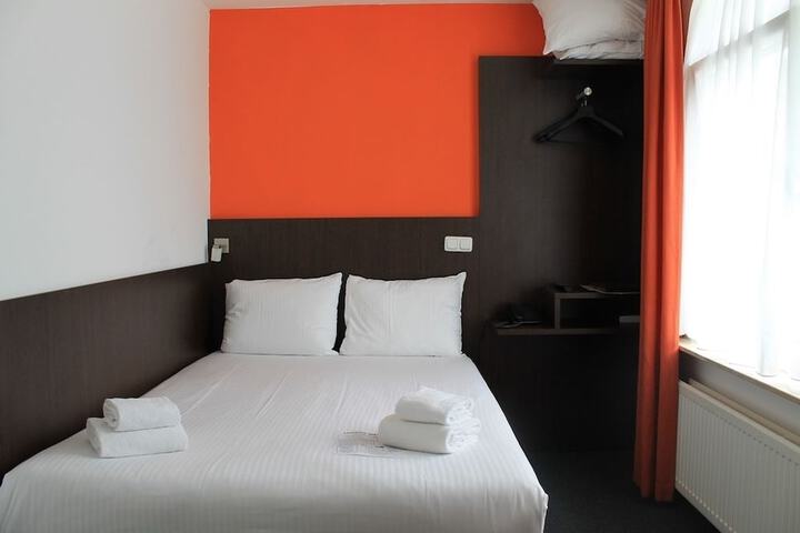 Room 8 of 48