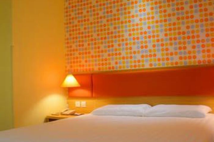 Room 6 of 18