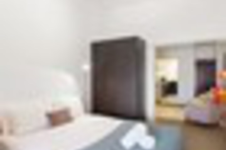 Room 32 of 318