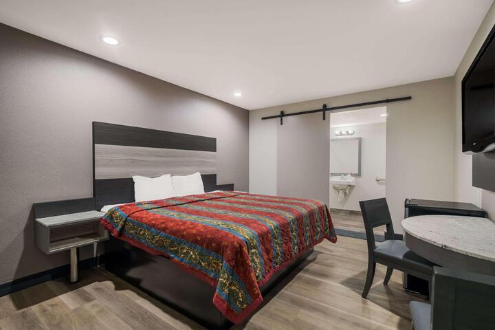 1 King Bed (1 of 13)