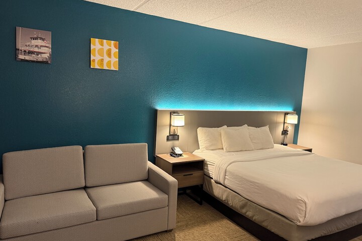 1 King Bed (5 of 23)