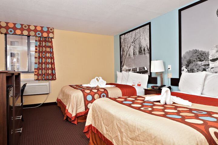 2 Queen Beds Mobility Hearing Accessible Room Roll in Shower (29 of 46)